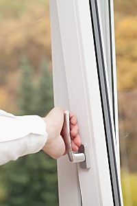 Balkontüren mit Dreh-Kipp-Mechanismus können wie ein Fenster geöffnet werden.