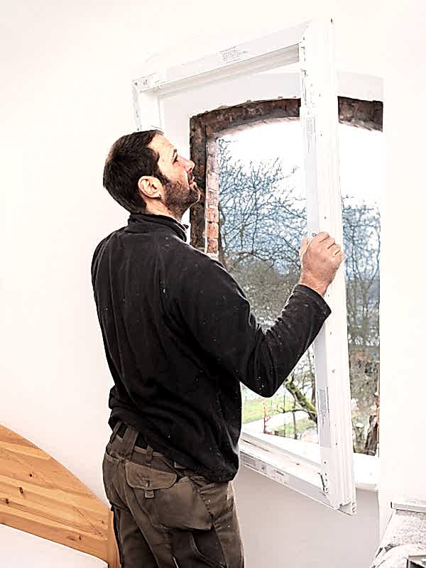 Die Fenstermontage ist ein weiterer Faktor für den Preis der Fenster.
