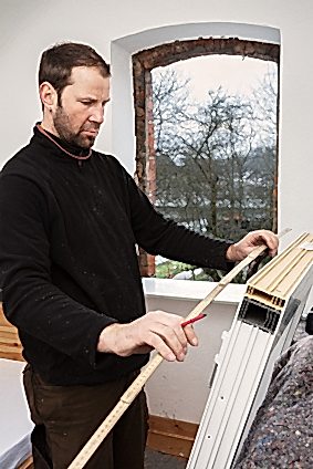 Fenster Aufmaß Beim Aufmaß der Fenster sollte sorgfältig vorgegangen werden, um sicherzugehen, dass die Fenster später in die vorgesehene Öffnung passen.