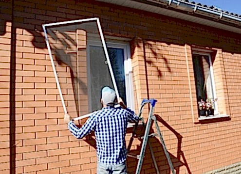 Die meisten Fliegengitter mit Spannrahmen können zum Insektenschutz einfach in den Fensterrahmen gespannt werden.