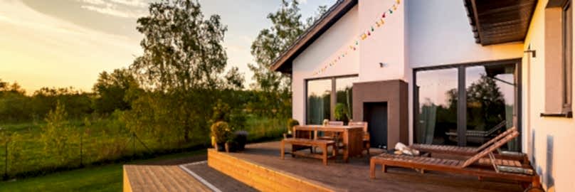 Terrassenfenster sind in verschiedenen Materialien und Formen erhältlich.