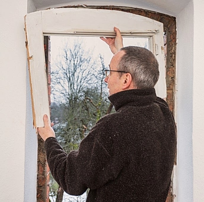 Vor dem Einbau der neuen Fenster werden die alten Fenster demontiert.