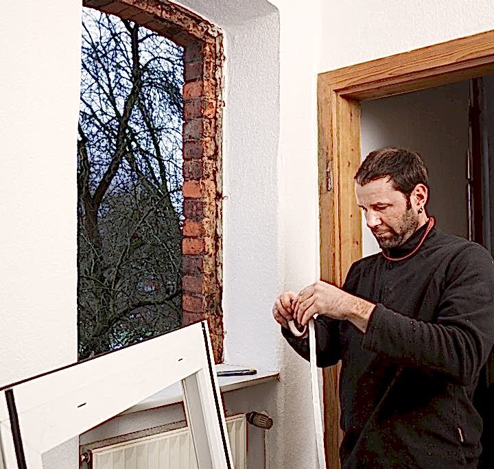 Vor dem Einbau des Fensters wird das Dichtungsband angebracht.