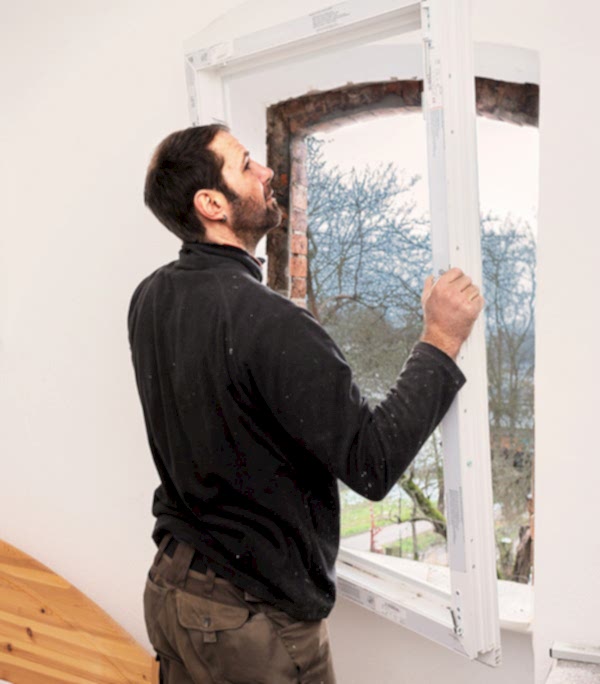 Der Rahmen des Fensters wird eingebaut.