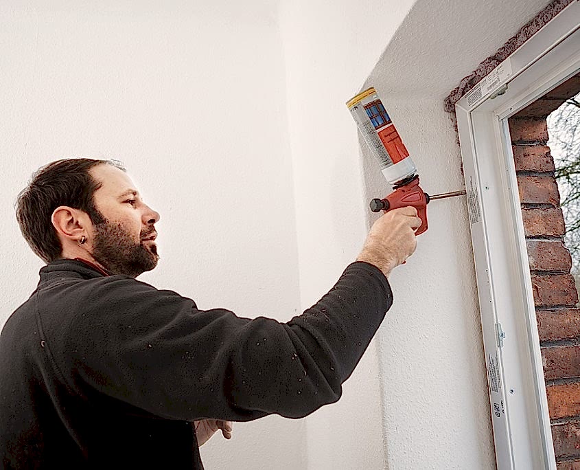 Nach dem Einsetzen des Fensterrahmens werden die Fugen mit PU-Schaum gedämmt.