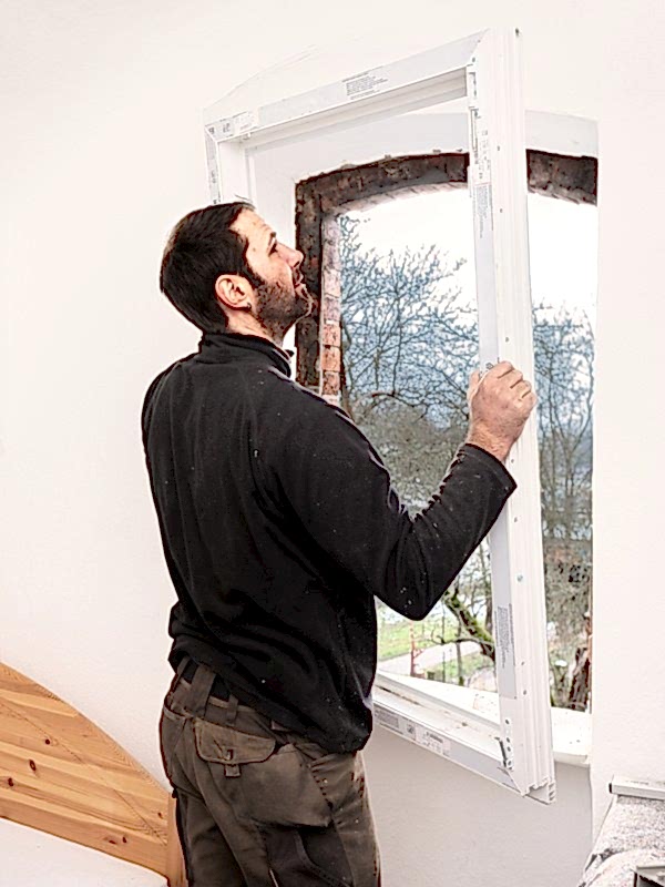 Fenster fachgerecht einbauen lassen Der fachgerechte Einbau eines Fensters wirkt sich auch maßgeblich auf den Preis des Fensters aus.