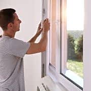 Die Kosten für den Einbau der Fenster nehmen bis zu 40% des Gesamtpreises ein.