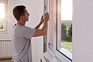 Die Kosten für den Einbau der Fenster nehmen bis zu 40% des Gesamtpreises ein.