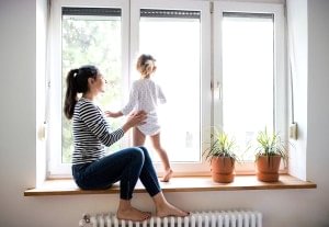 Ein Vorteil neuer Fenster kann ein höheres Gefühl der Behaglichkeit sein.