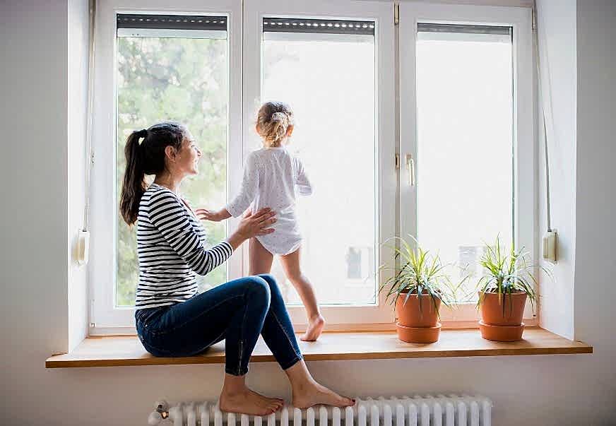 Ein Vorteil neuer Fenster kann ein höheres Gefühl der Behaglichkeit sein.