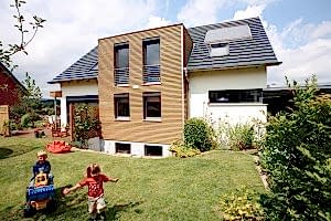 Verschiedene Fensterformen kombiniert erzeugen Spannung in der Wirkung derFassade.