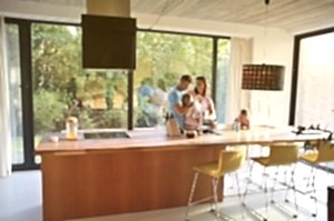 Große Fenster welche die ganze Wandhöhe einnehmen bieten sich vor allem bei Blick in den Garten an.
