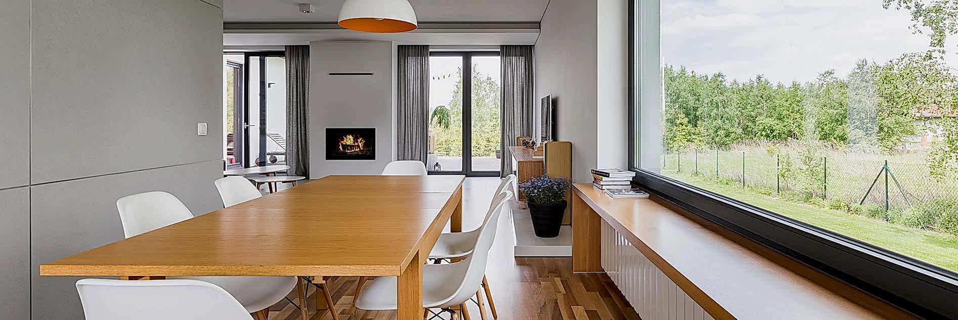 Große Fenster lassen viel Licht in den Raum und vergrößern ihn optisch.