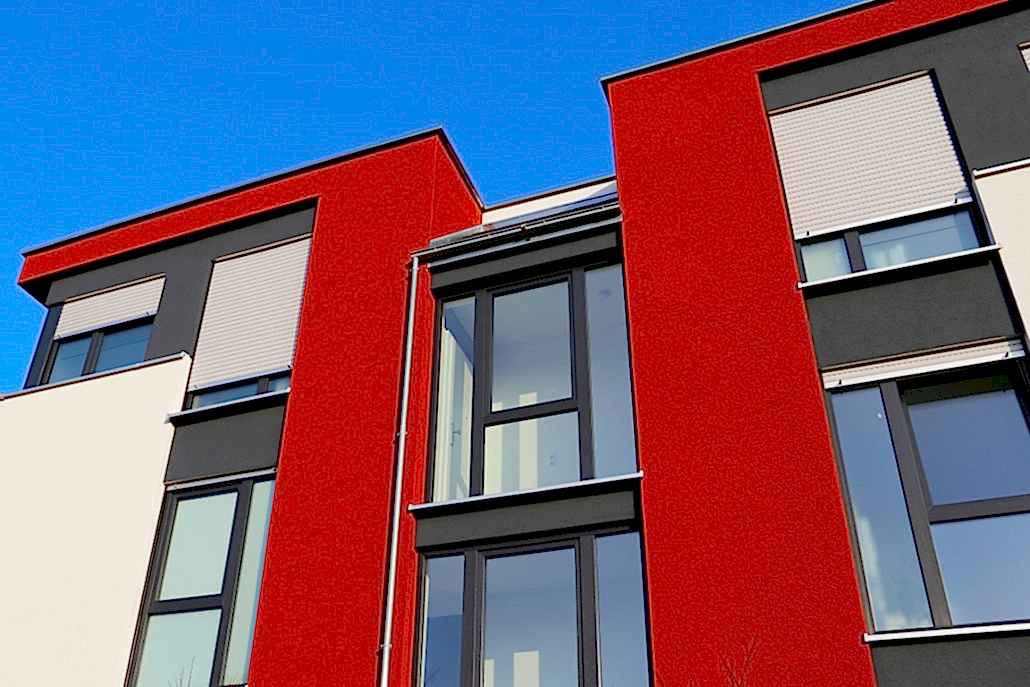 Zur Absturzsicherung im Obergeschoss kann die Glasfläche bodenlanger Fenster segmentiert werden.