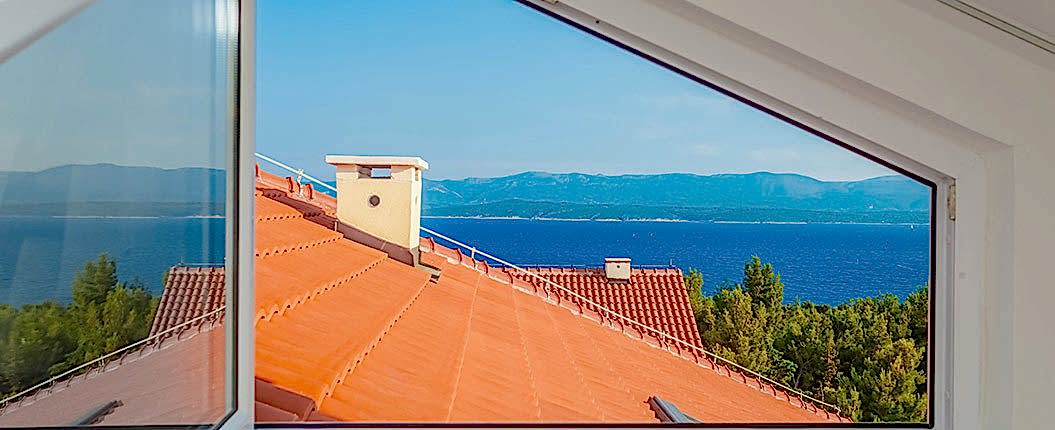 Nicht nur Fensterfarben, auch die Form der Fenster bestimmt die Wirkung im Raum.