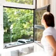 Bei Kunststofffenstern sind auch zweifarbige Fenster möglich. Eine gängige Farbkombination ist außen anthrazitfarben und innen weiß.