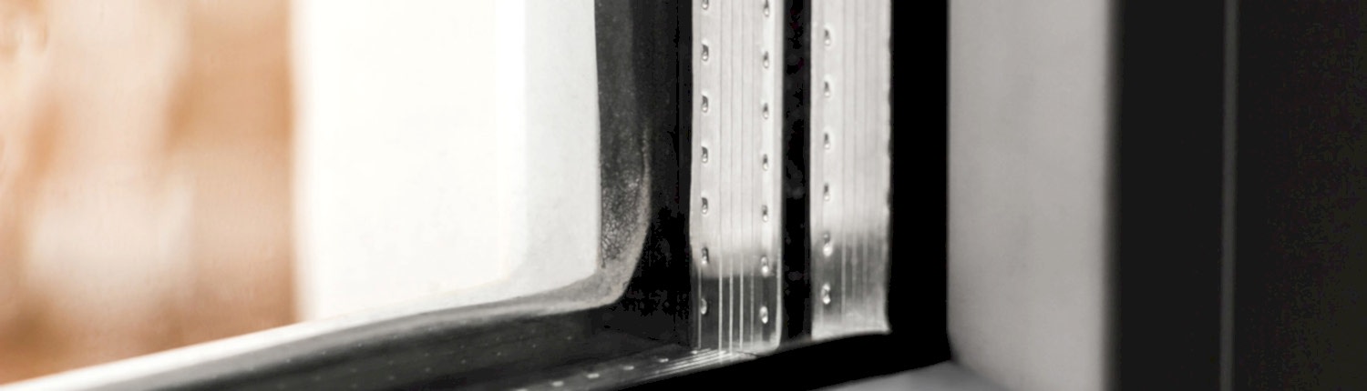 Ist der Abstandshalter zwischen den Fensterglasscheiben besonders wärmedämmend gestaltet, spricht man von der Warmen Kante.
