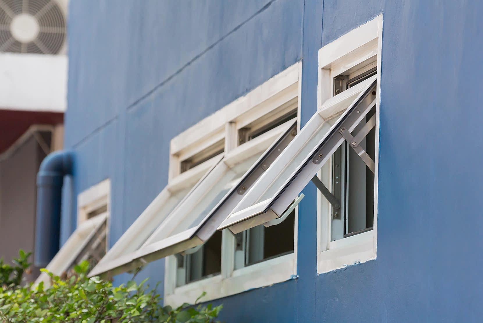 Klappfenster können in eine Richtung aufgeklappt werden und eignen sich als platzsparende Alternative zum Drehfenster.