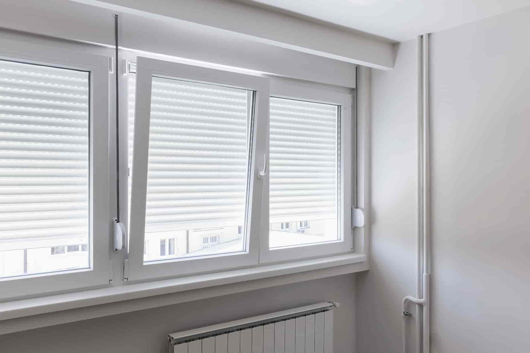 Bei einer längeren Fensterfront bieten sich mehrere Fenster mit Dreh-Kipp-Funktion und dazwischenliegenden Pfosten an.
