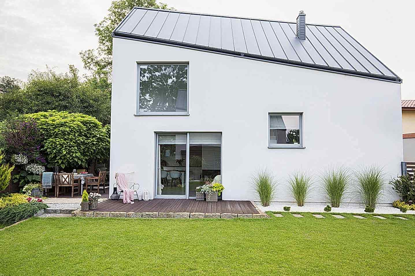 Einflügelige Dreh-Kipp-Fenster können einer Hausfassade Modernität verleihen.