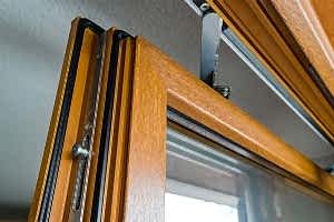 PVC-Fenster in Holzoptik sind hochwertig verarbeitet und von Außen nur schwer von echten Holzfenstern zu unterscheiden.