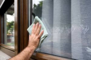 Kunststofffenster benötigen generell einen geringere Pflegeaufwand als Fenster aus Holz. Es reicht regelmäßig Rahmen und Fenster mit einem Lappen zu säubern.