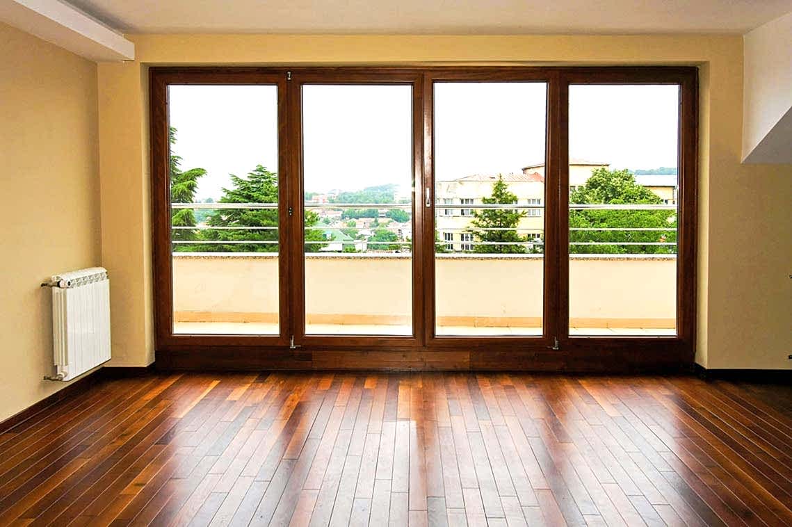 Fenster in Mahagoni-Optik strahlen eine hochwertige Eleganz aus.