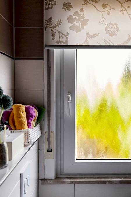 Die Fenster haben außen eine hochwertige Folierung in Mahagoni-Optik. Im Innenraum sind die Fenster weiß.
