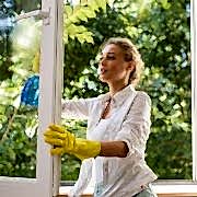 Frau putzt Fenster