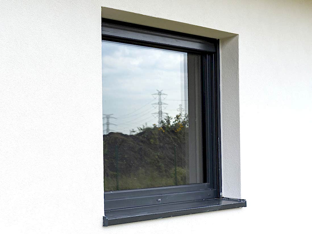 Graue Fensterbank aus Kunsststoff